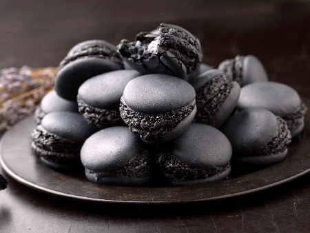 Френски слепени сладки черен макарон - снимка на рецептата